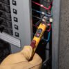PROBADOR DE VOLTAJE SIN CONTACTO DE RANGO DUAL DE 12 A 1000 V CA